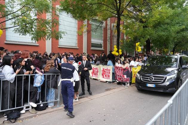 Milan, Milan, Italy: Milan, Crowds of people, influencers, and onlookers outside the Fendi fashion show during Women s Fashion Week, Milan Fashion Week on Via Solari. Milan Italy  - ZUMAp169 20250924_zea_p169_418 Copyright: xDuilioxPiaggesix