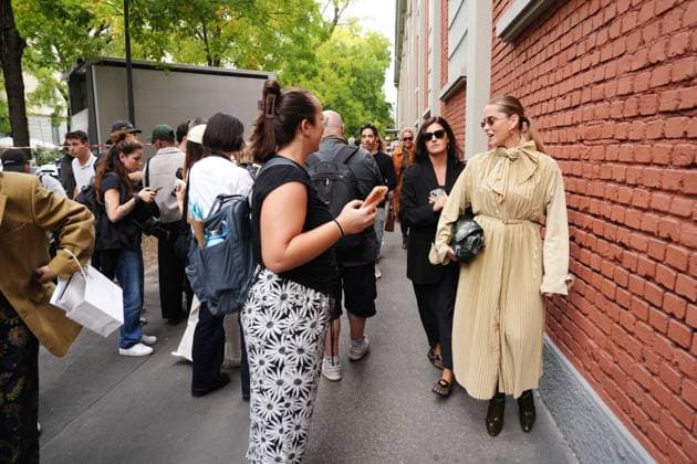 Milan, Milan, Italy: Milan, Crowds of people, influencers, and onlookers outside the Fendi fashion show for Women s Fashion Week, Milan Fashion Week in Via Solari; pictured is Valentina Ferragni. Milan Italy  - ZUMAp169 20250924_zea_p169_440 Copyright: xDuilioxPiaggesix