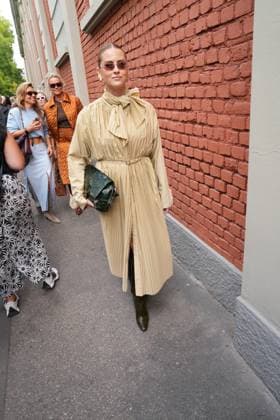 Milan, Milan, Italy: Milan, Crowds of people, influencers, and onlookers outside the Fendi fashion show for Women s Fashion Week, Milan Fashion Week in Via Solari; pictured is Valentina Ferragni. Milan Italy  - ZUMAp169 20250924_zea_p169_442 Copyright: xDuilioxPiaggesix