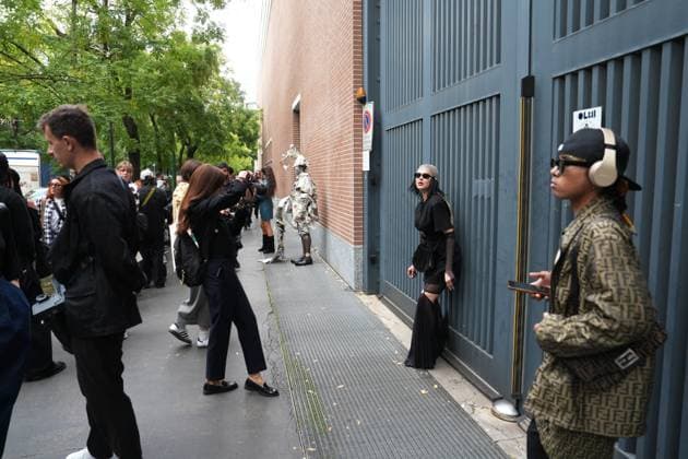 Milan, Milan, Italy: Milan, Crowds of people, influencers, and onlookers outside the Fendi fashion show during Women s Fashion Week, Milan Fashion Week on Via Solari. Milan Italy  - ZUMAp169 20250924_zea_p169_468 Copyright: xDuilioxPiaggesix