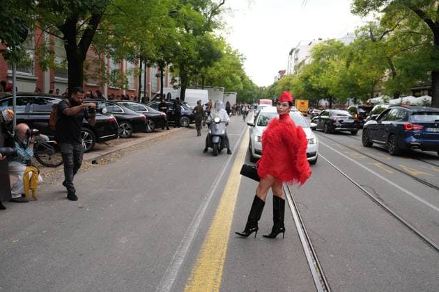 Milan, Milan, Italy: Milan, Crowds of people, influencers, and onlookers outside the Fendi fashion show during Women s Fashion Week, Milan Fashion Week on Via Solari. Milan Italy  - ZUMAp169 20250924_zea_p169_474 Copyright: xDuilioxPiaggesix