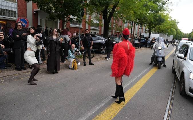 Milan, Milan, Italy: Milan, Crowds of people, influencers, and onlookers outside the Fendi fashion show during Women s Fashion Week, Milan Fashion Week on Via Solari. Milan Italy  - ZUMAp169 20250924_zea_p169_478 Copyright: xDuilioxPiaggesix