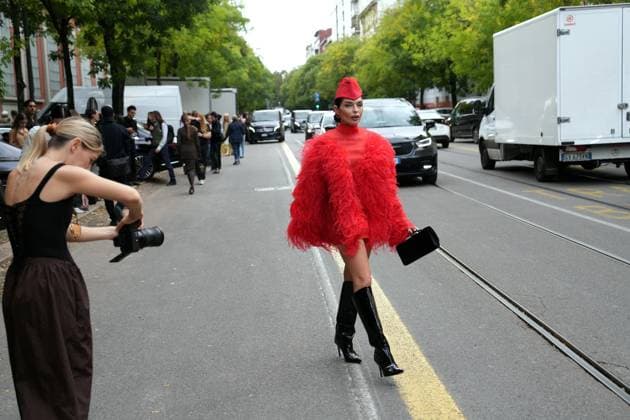 Milan, Milan, Italy: Milan, Crowds of people, influencers, and onlookers outside the Fendi fashion show during Women s Fashion Week, Milan Fashion Week on Via Solari. Milan Italy  - ZUMAp169 20250924_zea_p169_479 Copyright: xDuilioxPiaggesix