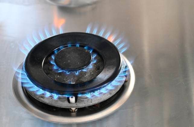 19.09.25 Symbolbild Gas, blau leuchtende Flamme, doppelte Gasflamme Gasherd, Gasgrill, Gas-Krise, steigender Gaspreis, Energie teuer, Energiekrise, Kilowattstunde, Energiequelle, Brenner, Düse, *** 19 09 25 Symbolic image gas, blue glowing flame, double gas flame gas stove, gas grill, gas crisis, rising gas price, energy expensive, energy crisis, kilowatt hour, energy source, burner, nozzle,