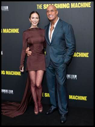 Bilder des Jahres 2025, Entertainment 09 September . 24 09 2025. London, United Kingdom. Emily Blunt and Dwayne Johnson arriving at The Smashing Machine screening in London.  xStephenxLockx xi-Imagesx IIM-26253-0009