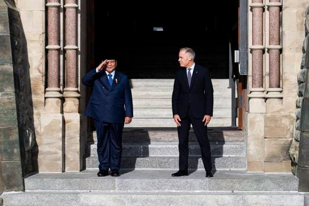 September 24, 2025, Ottawa, On, Canada: Prime Minister Mark Carney looks towards President of Indonesia Prabowo Subianto as he salutes the Ceremonial Guard, not pictured, during a working visit on Parliament Hill in Ottawa, on Wednesday, Sept. 24, 2025. Ottawa Canada  - ZUMAc35_ 20250924_zaf_c35_142 Copyright: xSpencerxColbyx