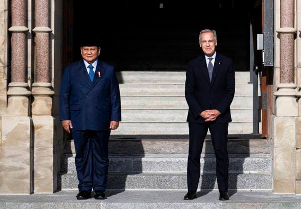 September 24, 2025, Ottawa, On, Canada: Prime Minister Mark Carney, rights, welcomes President of Indonesia Prabowo Subianto during a working visit on Parliament Hill in Ottawa, on Wednesday, Sept. 24, 2025. Ottawa Canada  - ZUMAc35_ 20250924_zaf_c35_143 Copyright: xSpencerxColbyx