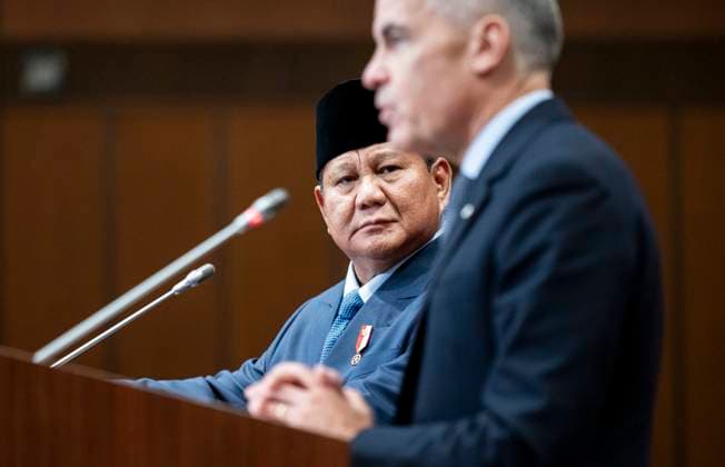 September 24, 2025, Ottawa, On, Canada: President of Indonesia Prabowo Subianto looks towards Prime Minister Mark Carney as he delivers remarks ahead of a signing ceremony during a working visit on Parliament Hill in Ottawa, on Wednesday, Sept. 24, 2025. Ottawa Canada  - ZUMAc35_ 20250924_zaf_c35_149 Copyright: xSpencerxColbyx