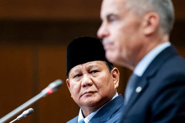 September 24, 2025, Ottawa, On, Canada: President of Indonesia Prabowo Subianto looks towards Prime Minister Mark Carney as he delivers remarks ahead of a signing ceremony during a working visit on Parliament Hill in Ottawa, on Wednesday, Sept. 24, 2025. Ottawa Canada  - ZUMAc35_ 20250924_zaf_c35_150 Copyright: xSpencerxColbyx