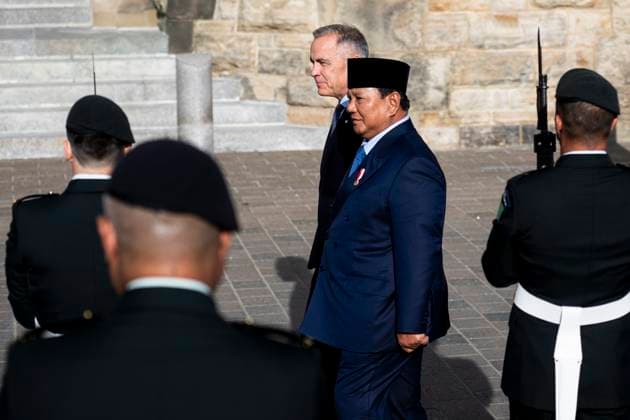 September 24, 2025, Ottawa, On, Canada: Prime Minister Mark Carney, back, and President of Indonesia Prabowo Subianto inspect the Ceremonial Guard during a working visit on Parliament Hill in Ottawa, on Wednesday, Sept. 24, 2025. Ottawa Canada  - ZUMAc35_ 20250924_zaf_c35_160 Copyright: xSpencerxColbyx