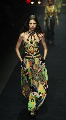 (250925) -- MILAN, Sept. 25, 2025 -- A model presents a creation of Etro women s wear Spring Summer 2026 collections during Milan Fashion Week in Milan, Italy, Sept. 24, 2025. ) ITALY-MILAN-FASHION WEEK-ETRO LixJing 
