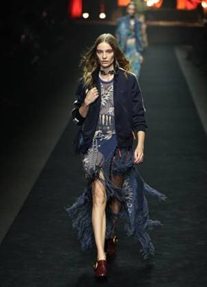 (250925) -- MILAN, Sept. 25, 2025 -- Models present creations of Etro women s wear Spring Summer 2026 collections during Milan Fashion Week in Milan, Italy, Sept. 24, 2025. ) ITALY-MILAN-FASHION WEEK-ETRO LixJing 