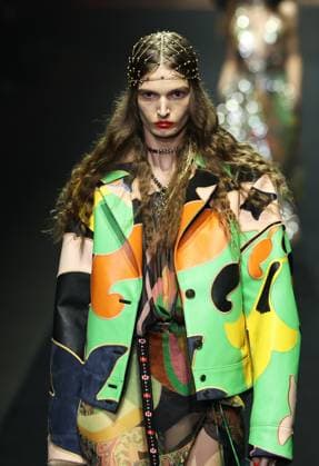 (250925) -- MILAN, Sept. 25, 2025 -- A model presents a creation of Etro women s wear Spring Summer 2026 collections during Milan Fashion Week in Milan, Italy, Sept. 24, 2025. ) ITALY-MILAN-FASHION WEEK-ETRO LixJing 