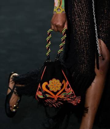 (250925) -- MILAN, Sept. 25, 2025 -- A model presents a creation of Etro women s wear Spring Summer 2026 collections during Milan Fashion Week in Milan, Italy, Sept. 24, 2025. ) ITALY-MILAN-FASHION WEEK-ETRO LixJing 