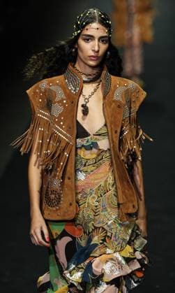 (250925) -- MILAN, Sept. 25, 2025 -- A model presents a creation of Etro women s wear Spring Summer 2026 collections during Milan Fashion Week in Milan, Italy, Sept. 24, 2025. ) ITALY-MILAN-FASHION WEEK-ETRO LixJing 
