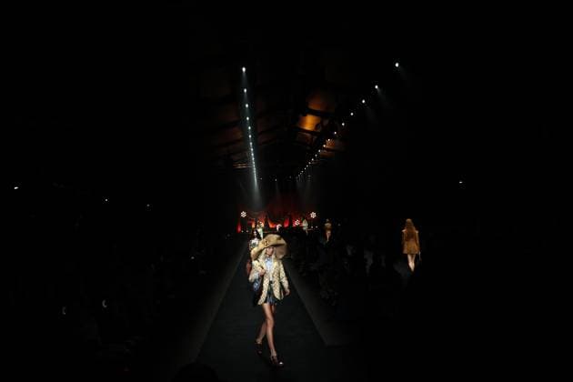 (250925) -- MILAN, Sept. 25, 2025 -- Models present creations of Etro women s wear Spring Summer 2026 collections during Milan Fashion Week in Milan, Italy, Sept. 24, 2025. ) ITALY-MILAN-FASHION WEEK-ETRO LixJing 