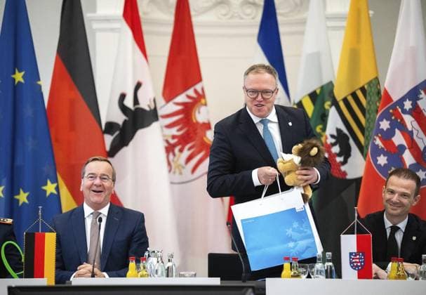 MINISTERPRÄSIDENTENKONFERENZ OST IN SCHLOSS ETTERSBURG ** NUR FÜR REDAKTIONELLE ZWECKE ** EDITORIAL USE ONLY **<p>25 09 2025-Ettersburg: Unter Vorsitz Thüringens treffen sich in Ettersburg, bei Weimar, die ostdeutschen Regierungschefs zur Ministerpräsidentenkonferenz Ost. im Foto: Gastgeber Mario Voigt (CDU, Thüringen) und Verteidigungsminister Boris Pistorius (SPD) und Stefan Gruhner (CDU), Chef der Thüringer Staatskanzlei und Minister für Bundes- und Europaangelegenheiten, Sport und Ehrenamt, rechts ( Deutschland Thueringen Ettersburg Copyright: SaschaxFromm *** MINISTER-PRESIDENT CONFERENCE EAST AT ETTERSBURG CASTLE FOR EDITORIAL PURPOSES ONLY p 25 09 2025 Ettersburg Under the chairmanship of Thuringia, the eastern German Copyright: SaschaxFromm doc82jkwgmvnsxmdqahaab ,EDITORIAL USE ONLY