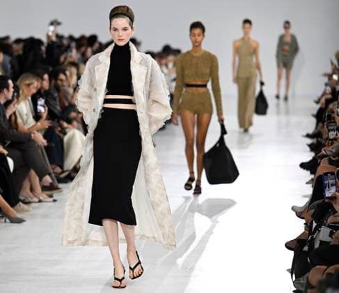 September 25, 2025, Milan, Italy: A model presents a creation by Italian fashion label Max Mara during the Spring Summer 2026 Women s Collection show at the Milan Fashion Week, in Milan, Italy, 25 September 2025. The Milano Moda Donna runs from 23 to 29 September 2025. ANSA DANIEL DAL ZENNARO. Milan Italy  - ZUMAa110 20250925_zaf_a110_006 Copyright: xDanielxDalxZennarox