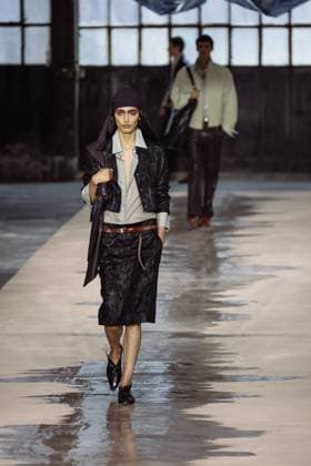 Milan, Italy: Milan, Milan Women s Fashion Week Spring Summer 2026 - Women s Fashion, Spring Summer 2026 - Boss Fashion Show - Catwalk. Pictured: Model Milan Italy  - ZUMAp169 20250925_zea_p169_126 Copyright: xAlessandroxBremecx