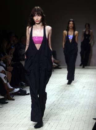 September 25, 2025, Milan, ITALY: A model presents a creation by Italian fashion label Emporio Armani during the Spring Summer 2026 Women s Collection show at Milan Fashion Week in Milan, Italy, 25 September 2025. .ANSA MATTEO BAZZI Milan ITALY  - ZUMAa110 20250925_zaf_a110_018 Copyright: xMatteoxBazzix