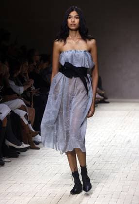 September 25, 2025, Milan, ITALY: A model presents a creation by Italian fashion label Emporio Armani during the Spring Summer 2026 Women s Collection show at Milan Fashion Week in Milan, Italy, 25 September 2025. .ANSA MATTEO BAZZI Milan ITALY  - ZUMAa110 20250925_zaf_a110_019 Copyright: xMatteoxBazzix