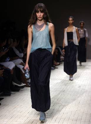 September 25, 2025, Milan, ITALY: A model presents a creation by Italian fashion label Emporio Armani during the Spring Summer 2026 Women s Collection show at Milan Fashion Week in Milan, Italy, 25 September 2025. .ANSA MATTEO BAZZI Milan ITALY  - ZUMAa110 20250925_zaf_a110_021 Copyright: xMatteoxBazzix