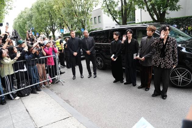Milan, Many people, influencers, VIPs outside the Armani fashion shows in Via Bergognone in the photo: INI  Copyright: xDuilioxPiaggesix xipa-agency.netx xDuilioxPiaggesix IPA_Agency_IPA65734891