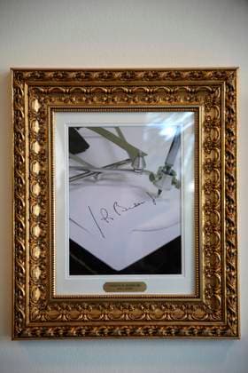 A framed image former President Joe Biden s autopen signature appears on the Presidential Walk of Fame on the colonnade of the White House in Washington on September 25, 2025.  WAX20250925953 YURIxGRIPAS
