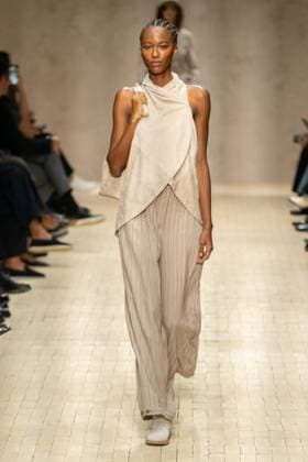 Milan Fashion Week - Women S S 2026 Emporio Armani fashion show Runway Milan, Italy Milan Fashion Week - Women S S 2026 Emporio Armani fashion show Runway Milan, Italy 25th September 2025  Copyright: xMARCOxERBAx