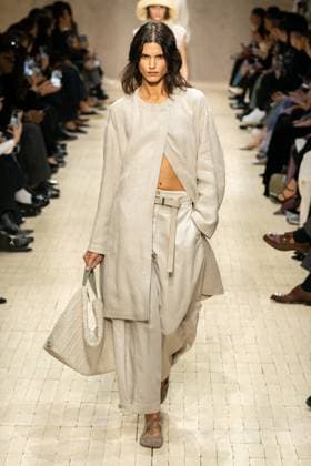 Milan Fashion Week - Women S S 2026 Emporio Armani fashion show Runway Milan, Italy Milan Fashion Week - Women S S 2026 Emporio Armani fashion show Runway Milan, Italy 25th September 2025  Copyright: xMARCOxERBAx