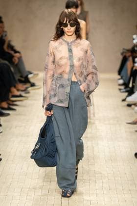 Milan Fashion Week - Women S S 2026 Emporio Armani fashion show Runway Milan, Italy Milan Fashion Week - Women S S 2026 Emporio Armani fashion show Runway Milan, Italy 25th September 2025  Copyright: xMARCOxERBAx