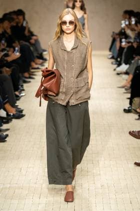 Milan Fashion Week - Women S S 2026 Emporio Armani fashion show Runway Milan, Italy Milan Fashion Week - Women S S 2026 Emporio Armani fashion show Runway Milan, Italy 25th September 2025  Copyright: xMARCOxERBAx