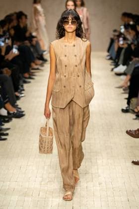 Milan Fashion Week - Women S S 2026 Emporio Armani fashion show Runway Milan, Italy Milan Fashion Week - Women S S 2026 Emporio Armani fashion show Runway Milan, Italy 25th September 2025  Copyright: xMARCOxERBAx