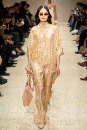 Milan Fashion Week - Women S S 2026 Emporio Armani fashion show Runway Milan, Italy Milan Fashion Week - Women S S 2026 Emporio Armani fashion show Runway Milan, Italy 25th September 2025  Copyright: xMARCOxERBAx