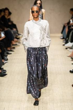 Milan Fashion Week - Women S S 2026 Emporio Armani fashion show Runway Milan, Italy Milan Fashion Week - Women S S 2026 Emporio Armani fashion show Runway Milan, Italy 25th September 2025  Copyright: xMARCOxERBAx