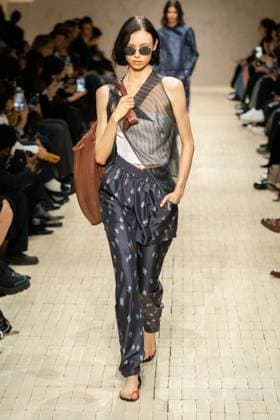 Milan Fashion Week - Women S S 2026 Emporio Armani fashion show Runway Milan, Italy Milan Fashion Week - Women S S 2026 Emporio Armani fashion show Runway Milan, Italy 25th September 2025  Copyright: xMARCOxERBAx
