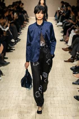Milan Fashion Week - Women S S 2026 Emporio Armani fashion show Runway Milan, Italy Milan Fashion Week - Women S S 2026 Emporio Armani fashion show Runway Milan, Italy 25th September 2025  Copyright: xMARCOxERBAx