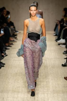Milan Fashion Week - Women S S 2026 Emporio Armani fashion show Runway Milan, Italy Milan Fashion Week - Women S S 2026 Emporio Armani fashion show Runway Milan, Italy 25th September 2025  Copyright: xMARCOxERBAx