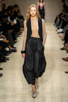 Milan Fashion Week - Women S S 2026 Emporio Armani fashion show Runway Milan, Italy Milan Fashion Week - Women S S 2026 Emporio Armani fashion show Runway Milan, Italy 25th September 2025  Copyright: xMARCOxERBAx