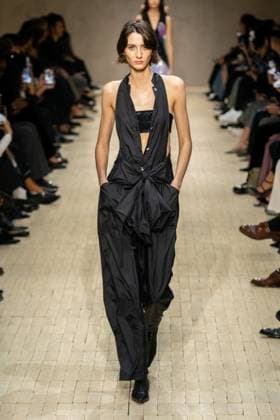 Milan Fashion Week - Women S S 2026 Emporio Armani fashion show Runway Milan, Italy Milan Fashion Week - Women S S 2026 Emporio Armani fashion show Runway Milan, Italy 25th September 2025  Copyright: xMARCOxERBAx