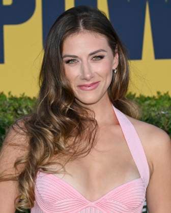 September 25, 2025, Pasadena, California, USA: American actress and producer PERRY MATTFELD attends the Red Carpet World Premiere of HuluÃ¢â‚¬â ¢s Ã¢â‚¬oeChad Powers. Pasadena USA - ZUMAb173 20250925_aap_b173_016 Copyright: xBillyxBennightx