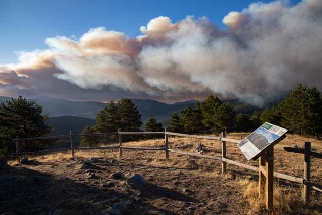 Bilder des Jahres 2025, News September 09 The fire in the surroundings of Pico del Lobo Guadalajara burns more than 700 hectares View of the fire in the surroundings of Pico del Lobo, from the Mirador del Pico del Lobo, on September 26, 2025, in Penalba de la Sierra, Guadalajara, Castilla La Mancha Spain The fire declared last Sunday because of a lightning strike, in a place of Pico del Lobo, in the Guadalajara district of Penalba de la Sierra, continues active and at level 1 after burning more than 700 hectares of scrubland and pine forest in an area of high mountains and difficult access 26 SEPTEMBER 2025 FIRE FOREST FIRE LIGHTNING PICO DEL LOBO CALCINATION CALCINA GUADALAJARA PUERTO DE LA QUESERA RIAZA SEGOVIA CASTILLA LEÓN CASTILLA LA MANCHA Spain  Copyright: xRafaelxBastantex 6982795