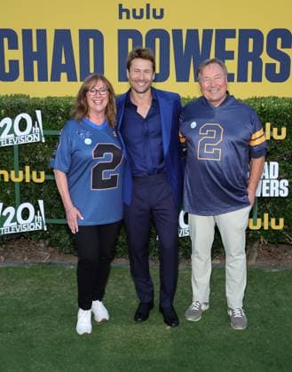 Los Angeles premiere of Hulu s Chad Powers at the Rose Bowl Stadium Featuring: Cyndy Powell, Glen Powell, Glen Powell Sr. Where: Los Angeles, California, United States When: 25 Sep 2025 Credit: Faye s Vision Cover Images EDITORIAL USE ONLY. NOT FOR USE BY NEWSPAPERS BASED IN THE UK. Copyright: xx coverimg55125252