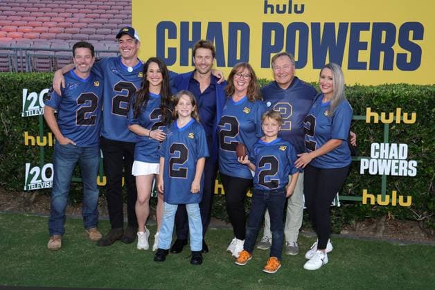 Los Angeles premiere of Hulu s Chad Powers at the Rose Bowl Stadium Featuring: Cyndy Powell, Glen Powell, Glen Powell Sr. Where: Los Angeles, California, United States When: 25 Sep 2025 Credit: Faye s Vision Cover Images EDITORIAL USE ONLY. NOT FOR USE BY NEWSPAPERS BASED IN THE UK. Copyright: xx coverimg55125248