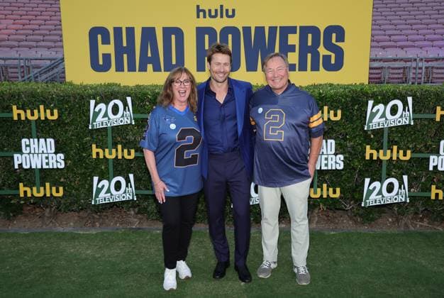 Los Angeles premiere of Hulu s Chad Powers at the Rose Bowl Stadium Featuring: Cyndy Powell, Glen Powell, Glen Powell Sr. Where: Los Angeles, California, United States When: 25 Sep 2025 Credit: Faye s Vision Cover Images EDITORIAL USE ONLY. NOT FOR USE BY NEWSPAPERS BASED IN THE UK. Copyright: xx coverimg55125250