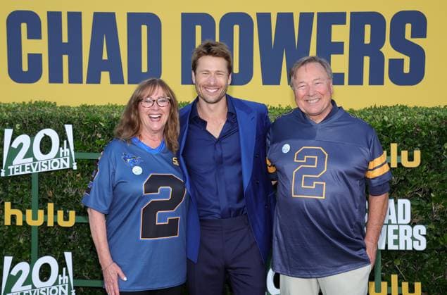 Los Angeles premiere of Hulu s Chad Powers at the Rose Bowl Stadium Featuring: Cyndy Powell, Glen Powell, Glen Powell Sr. Where: Los Angeles, California, United States When: 25 Sep 2025 Credit: Faye s Vision Cover Images EDITORIAL USE ONLY. NOT FOR USE BY NEWSPAPERS BASED IN THE UK. Copyright: xx coverimg55125251