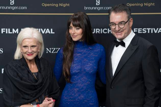 Doris Fiala, Dakota Johnson and Christian Jungen at the festival opening with the premiere of the feature film Splitsville at the 21 Zurich Film Festival 2025 in the Kongresssaal Zurich, 25 09 2025 Foto:xA.xRaemyx xFuturexImagex splittsville_5975