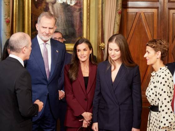 King Felipe VI 2i and Queen Letizia c and the Princess of Asturias and Viana, Leonor 2d , together with the President of the Government of Navarre, María Chivite d , visit the Palace of Navarre, seat of the Government of Navarre, on September 26, 2025, in Pamplona, Navarra Spain This is Leonors first official visit to the Comunidad Foral and is intended to emphasize the link that the princess maintains with Navarra through the title of Princess of Viana that she holds and which was created for the heirs of the Kingdom of Navarra 602 years ago 26 SEPTEMBER 2025 KINGS PRINCESS FELIPE VI LETIZIA SOFIA LEONOR VIANA NAVARRA Pamplona Navarra Pamplona Navarra Navarra Spain  Copyright: xEduardoxSanzx 6983029