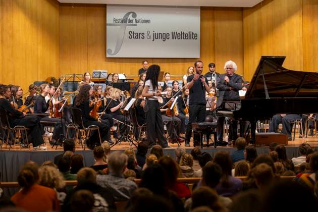 26 09 2025, International Classical Music Festival Festival of Nations 2025, in the Kurhaus Bad Wörishofen Unterallgäu , Klassik for Kids school concert for schoolchildren in the Kursaal with the vbw Festival Orchestra and Christoph Adt conductor , star guest pianist Igor Levit Germany , here addressing the kids 26 09 202
