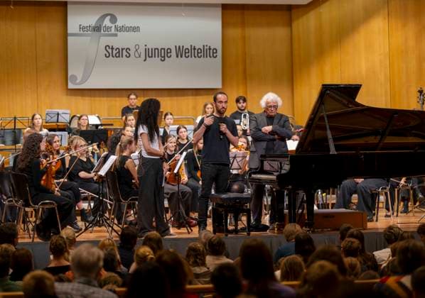 26 09 2025, International Classical Music Festival Festival of Nations 2025, in the Kurhaus Bad Wörishofen Unterallgäu , Klassik for Kids school concert for schoolchildren in the Kursaal with the vbw Festival Orchestra and Christoph Adt conductor , star guest pianist Igor Levit Germany , here addressing the kids 26 09 202